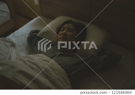 睡覺時把手放在枕頭下 121686964