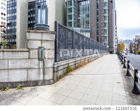 曾經橫跨築地川的「梅橋」的主柱與銘牌(東京都中央區) 曾經橫跨築地川的「梅橋」的主柱與銘牌(東京都中央區) 121687316