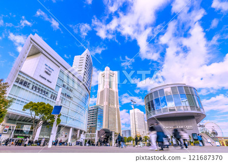 1 月 2 日，日本橫濱城市景觀。櫻木町站和擠滿遊客的橫濱地標塔的景色= 2020 121687370