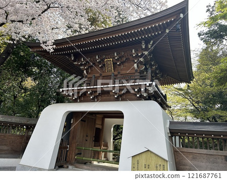 This is the mountain gate at the entrance to Taisho-ji Temple in Chofu City, Tokyo. 121687761
