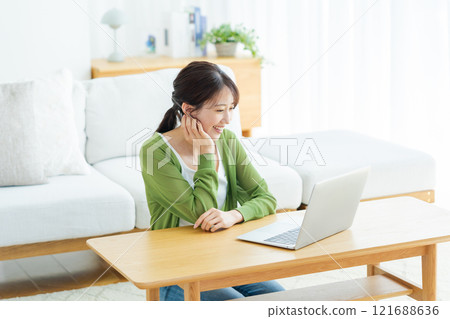 在家用筆記本電腦工作的年輕女性 121688636