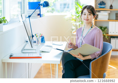 Business woman working in the office 121688992