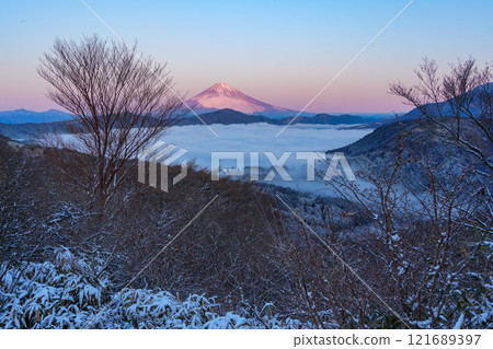 [Kanagawa Prefecture] Snowfall in Hakone, the sea of clouds over Lake Ashi and Mt. Fuji at dawn 121689397