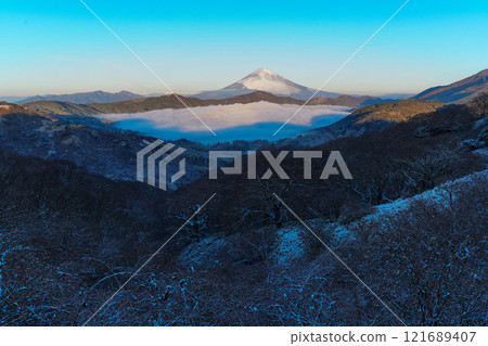 [Kanagawa Prefecture] Snowfall in Hakone, the sea of clouds over Lake Ashi and Mt. Fuji at dawn 121689407