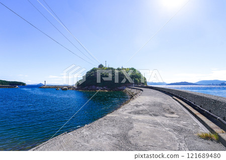 Nabeshima Lighthouse (Yoshimacho, Sakaide City, Kagawa Prefecture) stands on top of a small island (Nabeshima) off the coast of Yoshima Port. 121689480