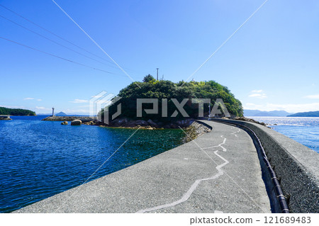 鍋島燈塔矗立在吉島港（香川縣坂出市吉島町）海岸外的一座小島（鍋島）山頂 121689483
