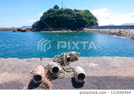 鍋島燈塔矗立在吉島港（香川縣坂出市吉島町）海岸外的一座小島（鍋島）山頂 121689484
