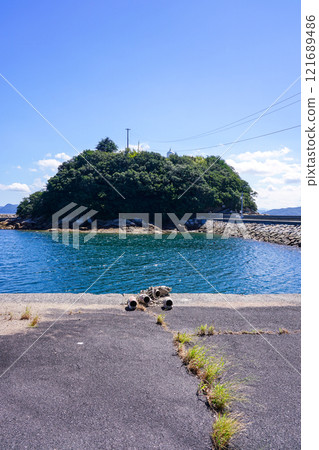 Nabeshima Lighthouse (Yoshimacho, Sakaide City, Kagawa Prefecture) stands on top of a small island (Nabeshima) off the coast of Yoshima Port. 121689486