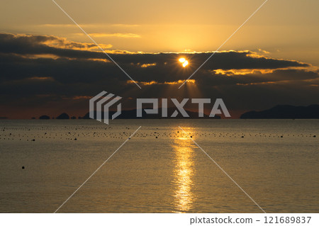 Morning glow and sea 121689837