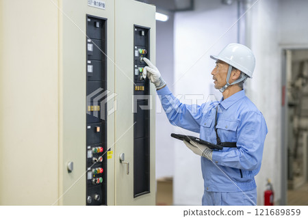 檢查電氣設備的工人簡介 建築維修人員形象 121689859