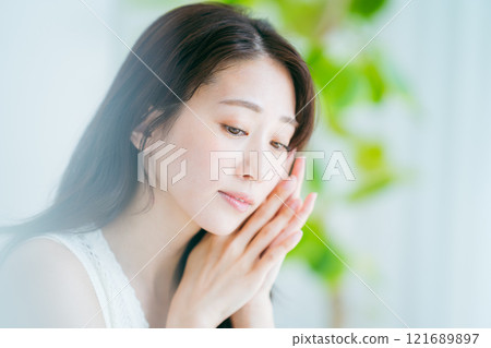 年輕女子的美麗形象 121689897