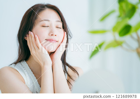 年輕女子的美麗形象 121689978