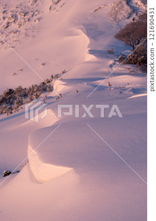 日出時的雪屋簷 121690431