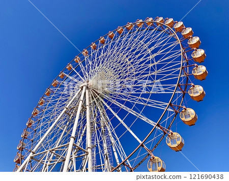 Looking up at the large Ferris wheel that stands out against the blue sky (Laguna Ten Bosch/Gamagori City, Aichi Prefecture) 121690438