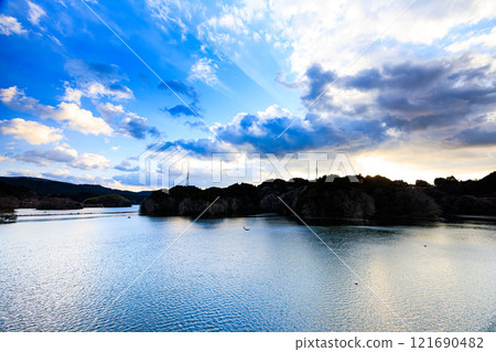 2025年新年夜景布諾米水壩南側，冷風吹過，山腰的夕陽在日落前開始變成金色。 121690482