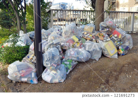 Empty cans at a garbage collection site 121691273