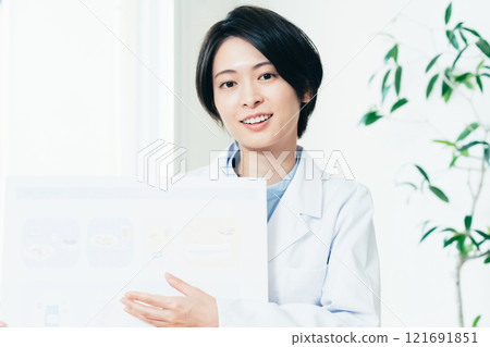 A female nutritionist giving nutritional guidance 121691851