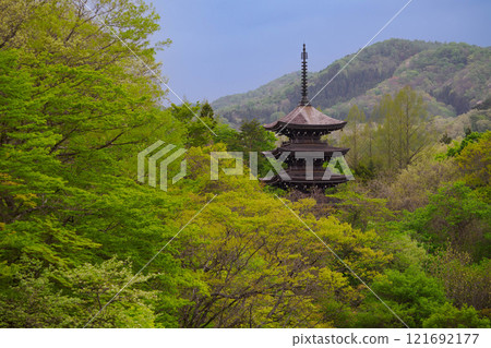 五層塔和新鮮的綠色 121692177