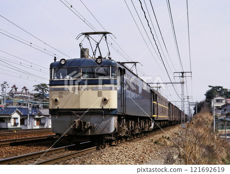 1976: EF65+EH10 running near Nishinomiya Station on the Tokaido Main Line 121692619