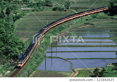 1980年在福知山線古市站附近行駛的特急松風號“木波82號” 121692625