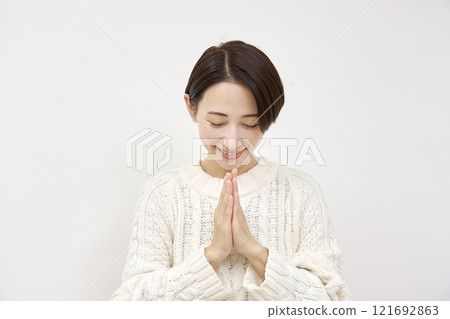 祈禱的女人白色背景 121692863