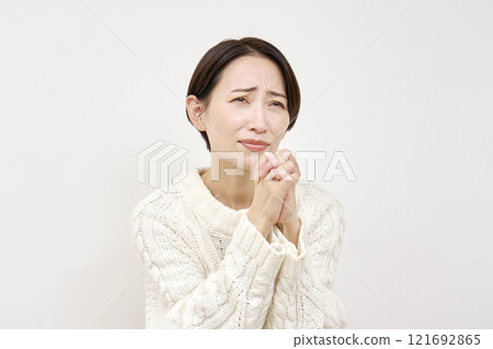 一個女人乞討，白色背景 121692865