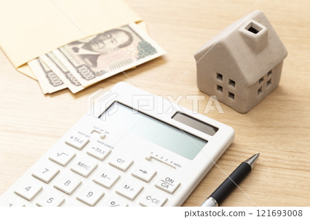 House model, money and calculator House model, money and calculator 121693008