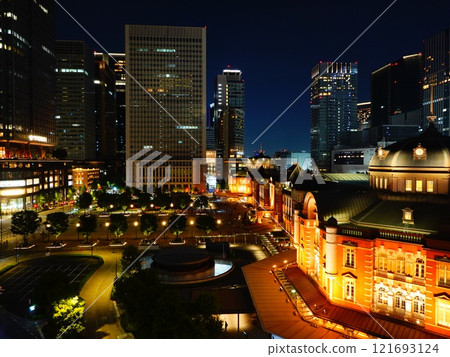 從丸之內KITTE屋頂花園看到的東京車站夜景 121693124