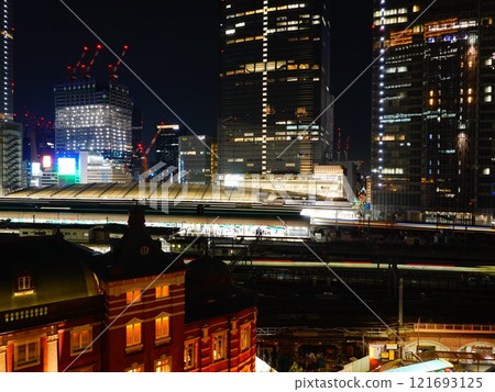 從丸之內KITTE屋頂花園看到的東京車站夜景 121693125