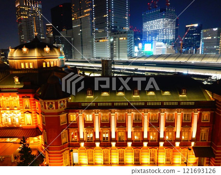 從丸之內KITTE屋頂花園看到的東京車站夜景 121693126