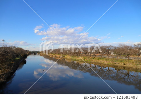 Winter view of the Motoarakawa River from Miyamae Bridge in Hasuda, Saitama Prefecture 121693498