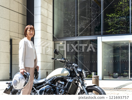 美國大型摩托車和女騎士丸之內 121693757