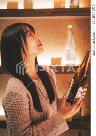 選擇清酒的年輕女性[攝影合作：新潟當地清酒優質SAKE Kura KURA] 121694209