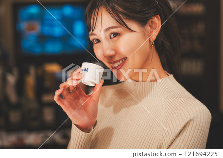 品嚐日本清酒的年輕女子[照片合作：新潟當地清酒特級SAKE Kura KURA] 121694225