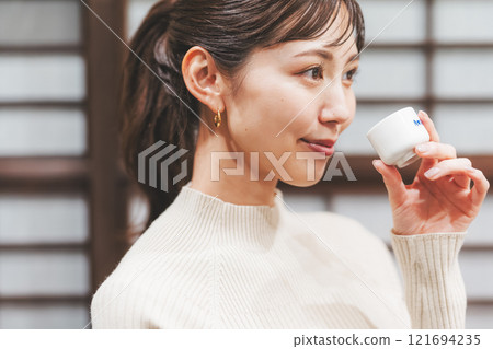 品嚐日本清酒的年輕女子[照片合作：新潟當地清酒特級SAKE Kura KURA] 121694235