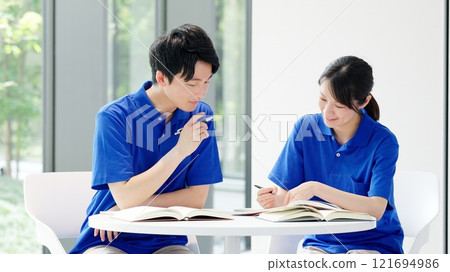 護理人員正在學習資格 121694986