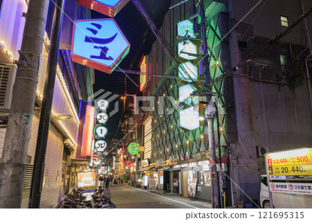大阪難波的夜晚，裡難波酒吧區（大阪府大阪市中央區） 121695315