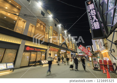 大阪難波的夜晚，難波豪華花月（大阪府大阪市中央區） 121695325