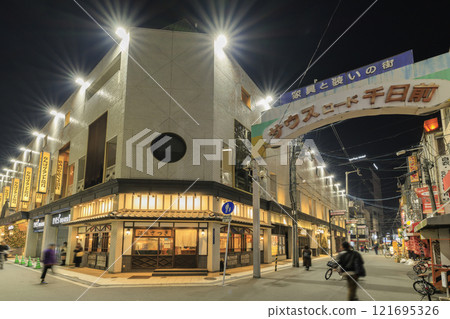 大阪難波的夜晚，難波豪華花月（大阪府大阪市中央區） 121695326