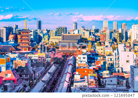 日本除夕夜的東京城市景觀。其中大多數是外國人......淺草寺擠滿了外國遊客,比冠狀病毒爆發前還要多= 31日 日本除夕夜的東京城市景觀。其中大多數是外國人......淺草寺擠滿了外國遊客,比冠狀病毒爆發前還要多= 31日 121695847