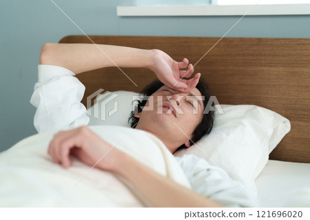 中年男子睡覺 121696020