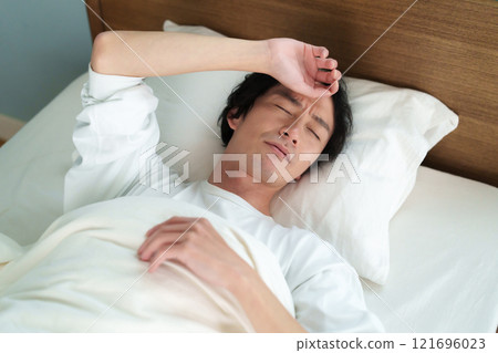 中年男子睡覺 121696023