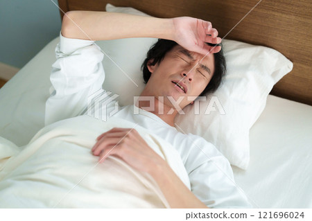 中年男子睡覺 121696024