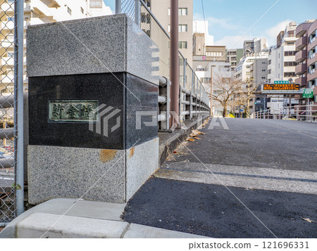 橫跨舊楓川和築地川連接運河的「新金橋」的主柱和銘牌(東京都中央區) 橫跨舊楓川和築地川連接運河的「新金橋」的主柱和銘牌(東京都中央區) 121696331