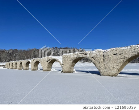 冬日陽光明媚的 Taushubetsu 河大橋 121696359