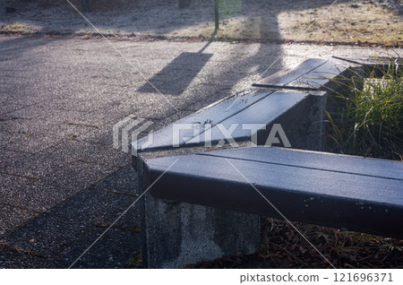 A bench covered in morning frost [Azumino Ikeda Craft Park] 121696371