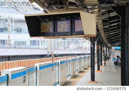 車站月台邊緣設有監視器,保障月台安全。 車站月台邊緣設有監視器,保障月台安全。 121696579