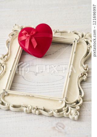 紅色心形禮盒情人節形象 紅色心形禮盒情人節形象 121696997