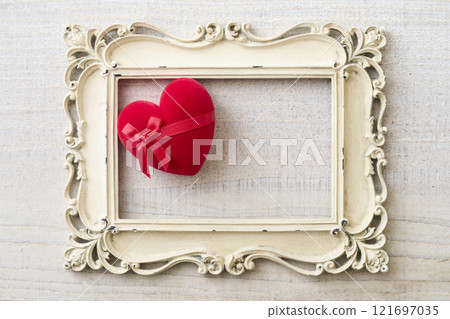 紅色心形禮盒情人節形象 紅色心形禮盒情人節形象 121697035