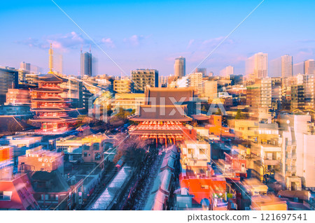 日本除夕夜的東京城市景觀。淺草寺擠滿了比冠狀病毒大流行之前更多的外國遊客。邁向新時代=31天 日本除夕夜的東京城市景觀。淺草寺擠滿了比冠狀病毒大流行之前更多的外國遊客。邁向新時代=31天 121697541